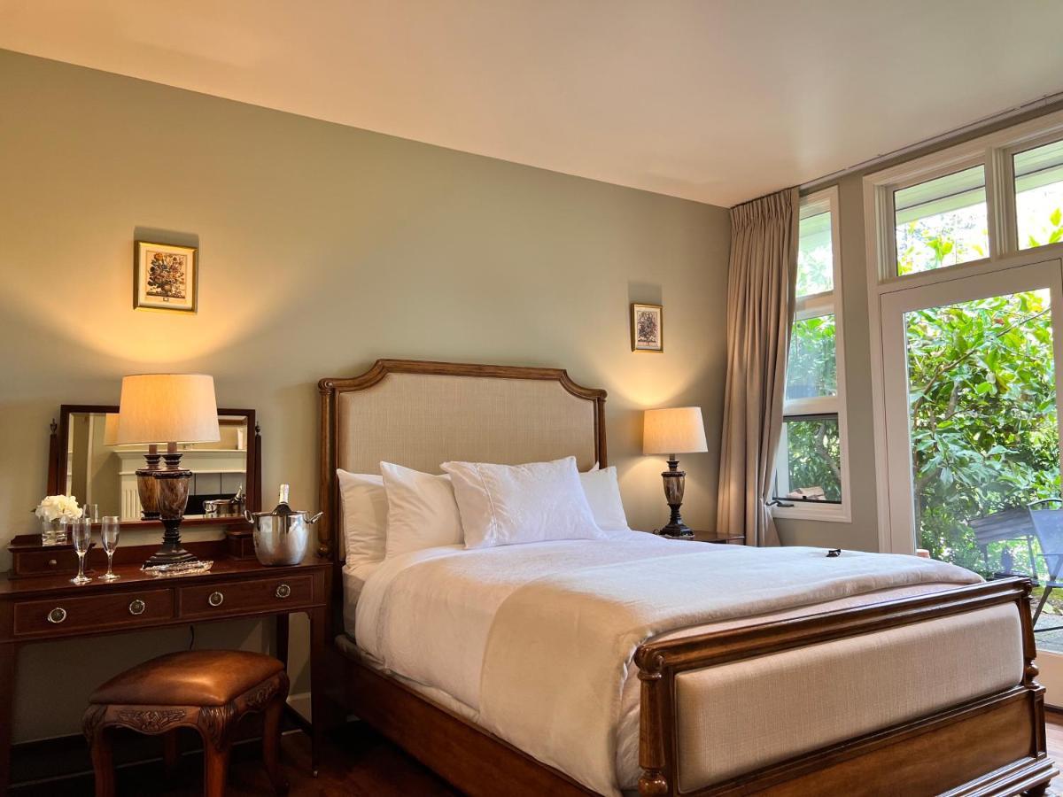 Woodstone Manor Inc. Hotell Sturdies Bay Exteriör bild