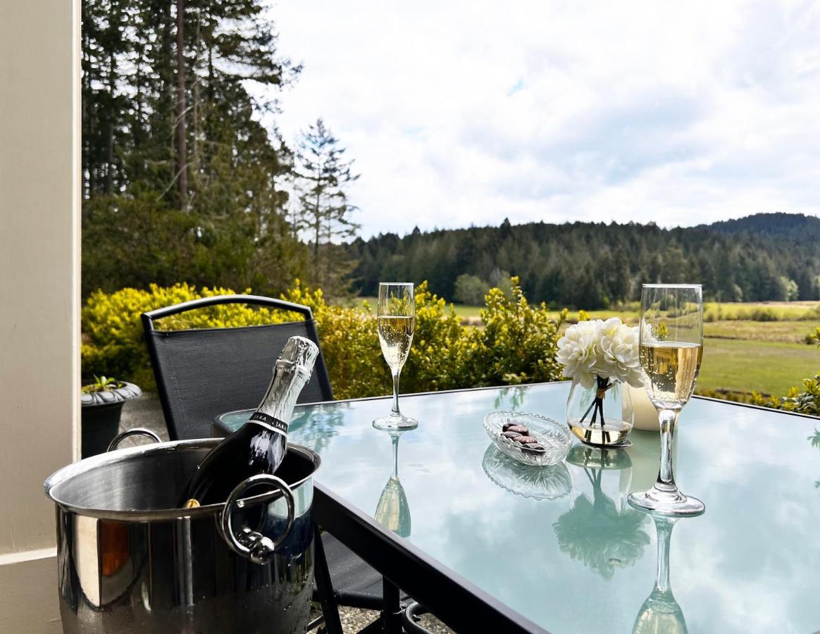 Woodstone Manor Inc. Hotell Sturdies Bay Exteriör bild