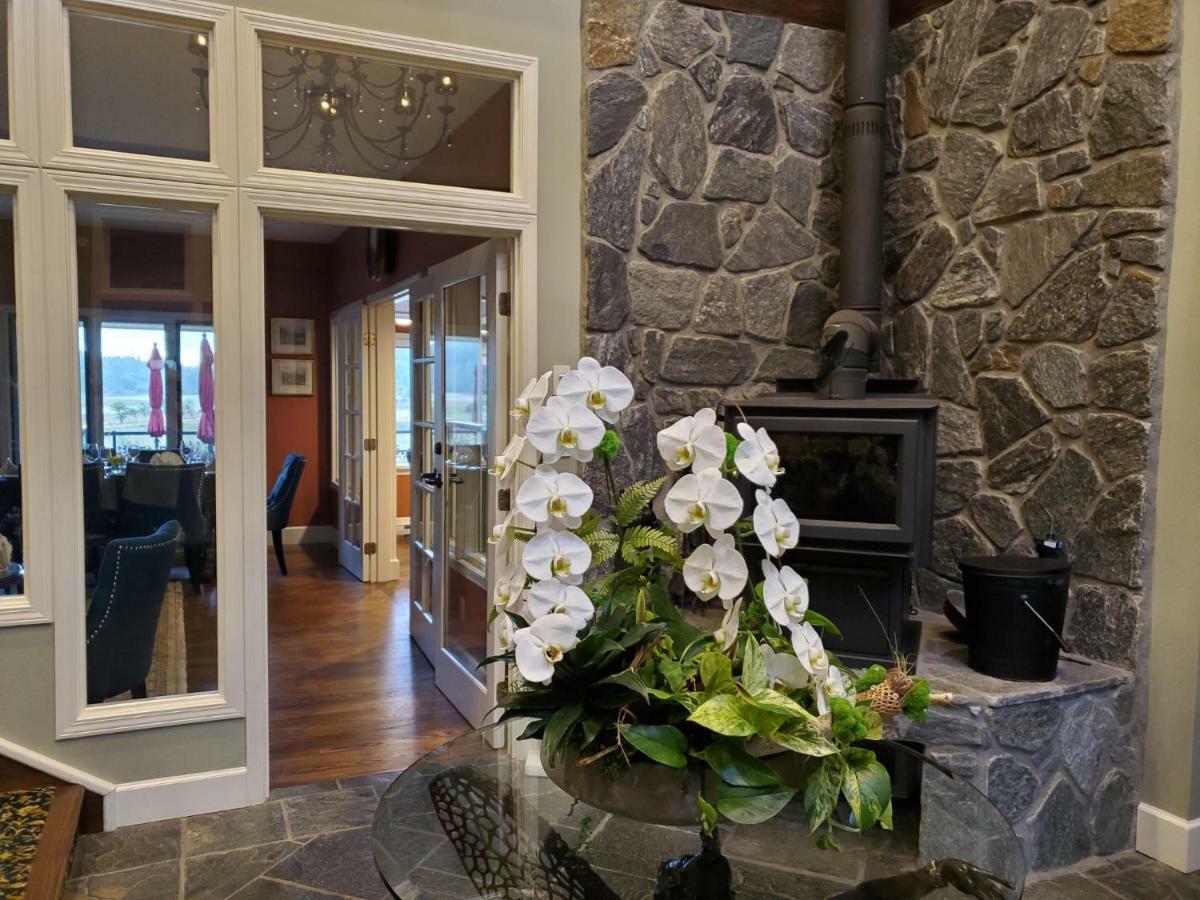 Woodstone Manor Inc. Hotell Sturdies Bay Exteriör bild